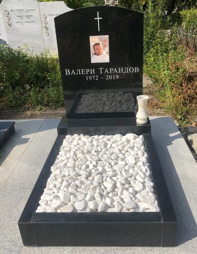 паметник на урнов гроб от черен гранит